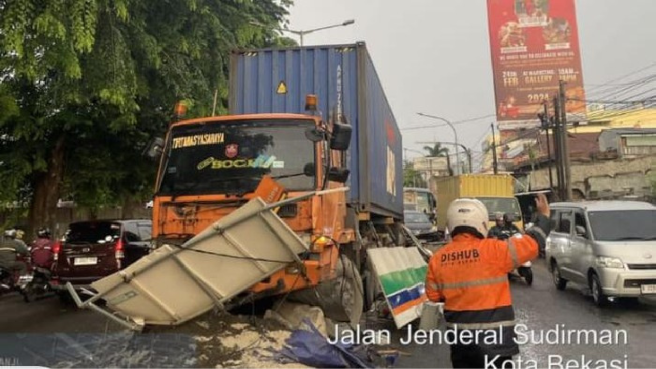 Karna Mengantuk! Truk Kontainer Tabrak Beton Pembatas Jalan Di Bekasi