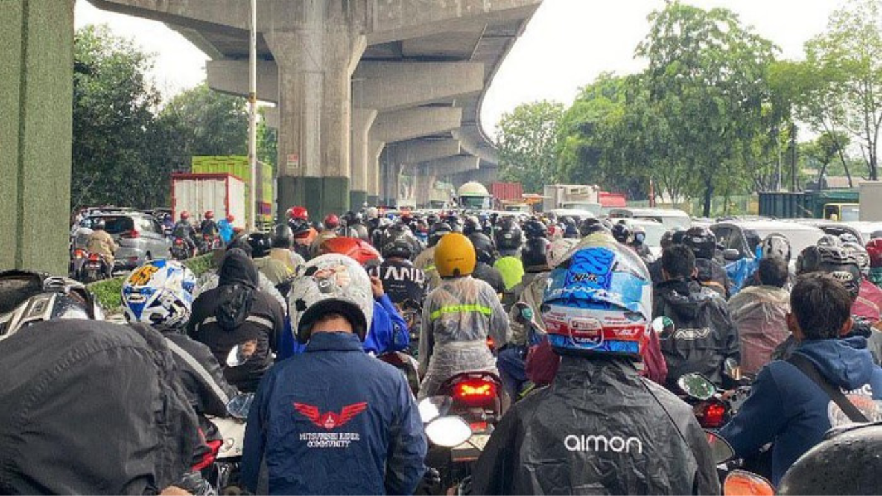 Warga Terjebak Lalu Lintas Tak Bergerak Di Jalan Raya Bekasi-Cakung