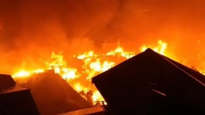 Kebakaran di Jl. Kemiri Jaya Beji Depok deket sumur 7 kramat Beji 3 