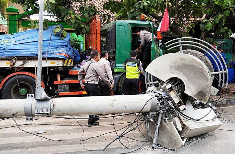 Kecelakaan Tunggal Truck pengangkut Tanah menabrak Tiang Lampu Jalan di Jalan Raya Bogor