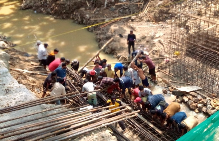 Tak Pakai Pengaman, Seorang pekerja proyek Terperosok Saat Pembangunan Jembatan di Tapos Depok