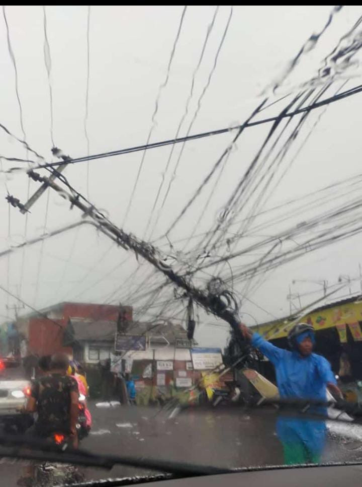 Akibat Hujan Deras dan Angin Kencang, Tiang Listrik di Depan Kantor Kecamatan Ciomas Tumbang