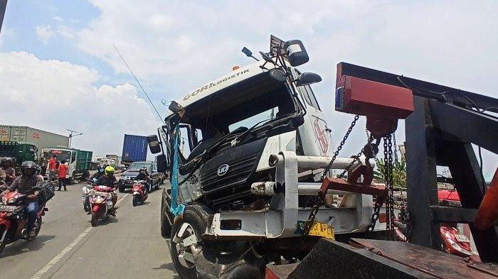 Kecelakaan Lalin Antara Truk Trailer dan Mobil di Jln.Marunda, Cilingcing, Jakut