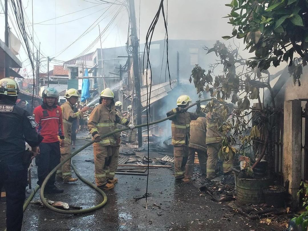  Kebakaran Hanguskan 7 Bangunan di Klender, Jakarta Timur