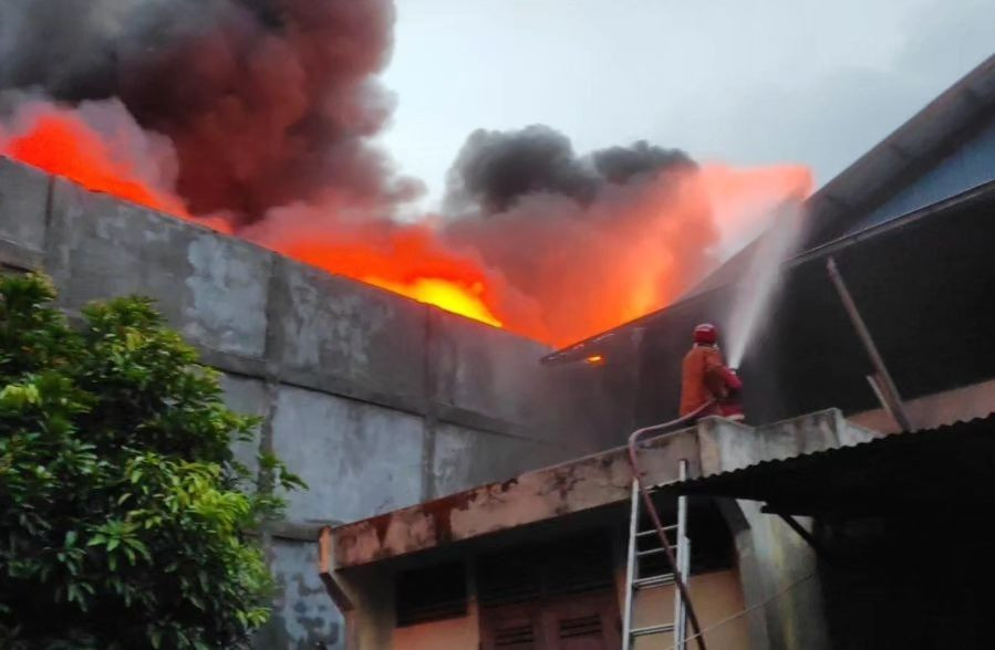 Kebakaran Hebat Hanguskan Sebuah Gudang di Jalan Iskandar Muda, Kedaung, Tangerang