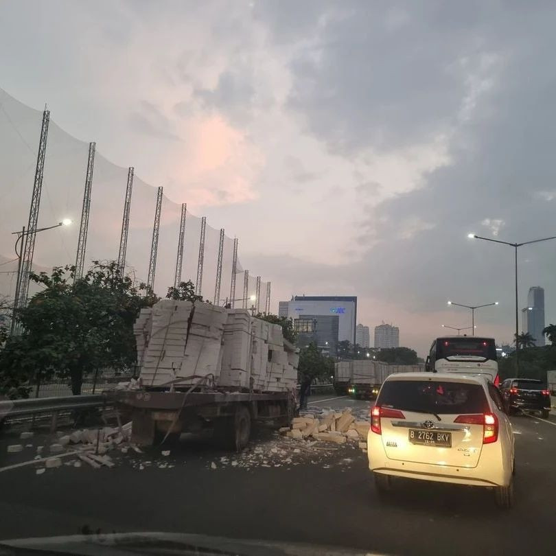Kecelakaan Truk Muatan Batu di Tol Janger Arah Tomang, Lalin Padat