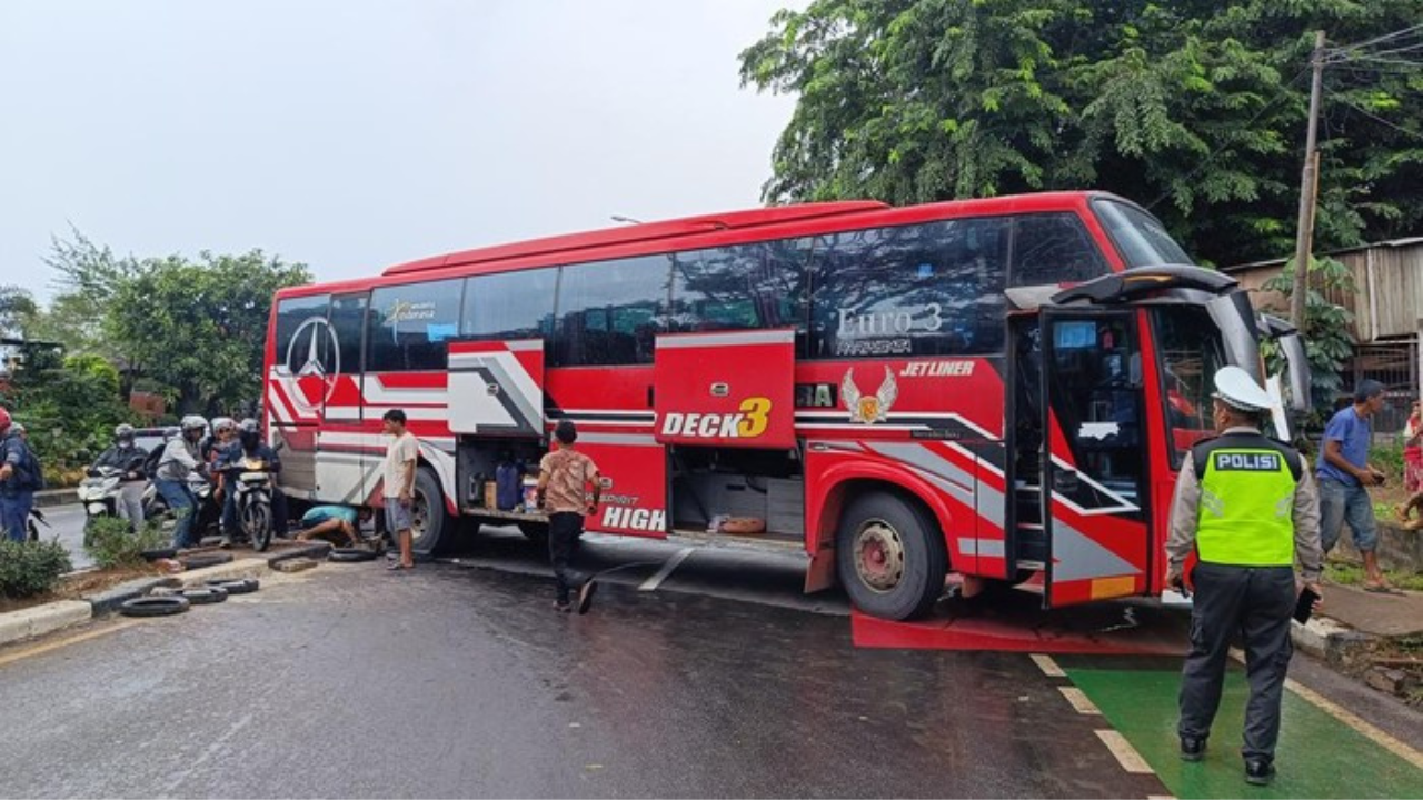 Bus Bisa Ditilang Sebab Mogok Melintang Di Jalan Juanda Depok