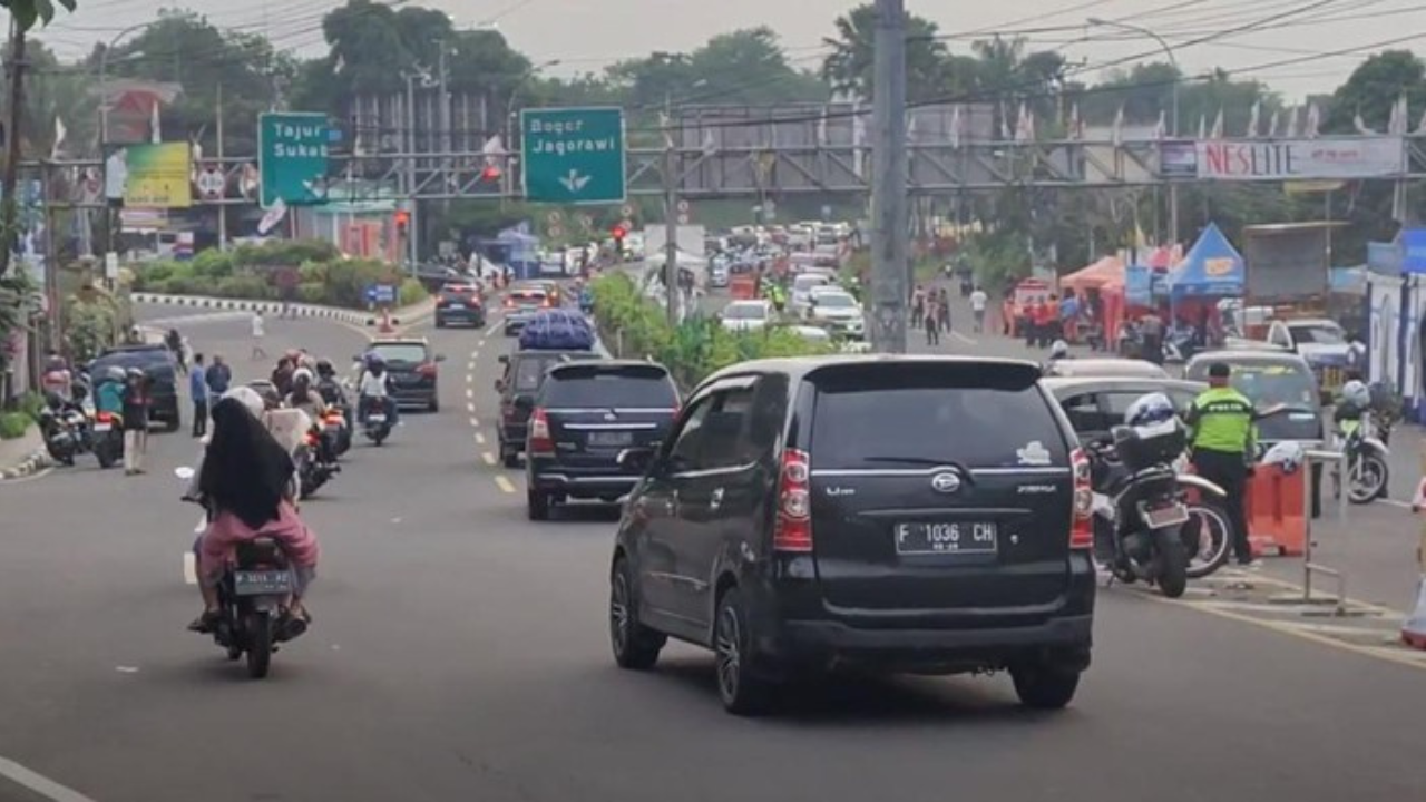 Arus Lalin Puncak Bogor Di Rekayasa Polisi Saat Long Weekend