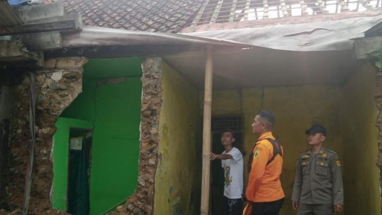 Angin Kencang Berhasil Merusak 3 Rumah Warga Pamijahan Bogor