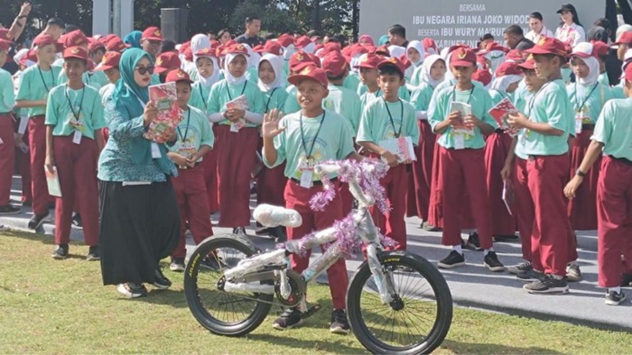 Anak SD diajak Berdialog Oleh Iriana Jokowi-Wury Ma\