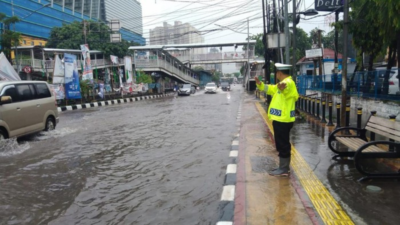 BPBD DKI Mencatat 17 RT Dan 16 Ruas Jalan Di Jakarta Tergenang Pagi Ini
