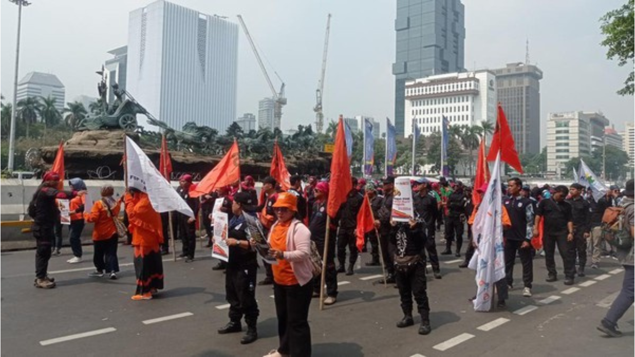 Demo Buruh di Patung Kuda, Lalin Jl Merdeka Barat Arah Istana Ditutup  