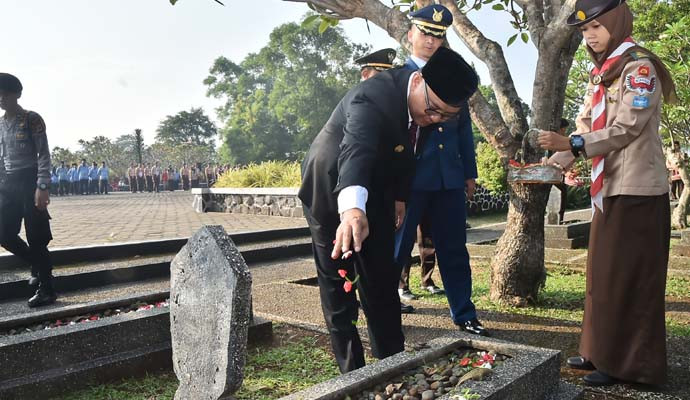 Jelang Hari Pahlawan, Rombongan Pejabat Kabupaten Bogor Ziarah ke Taman Makam Pahlawan Pondok Rajeg