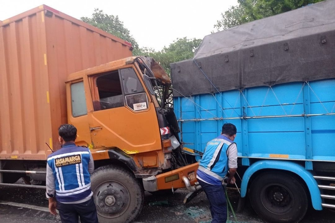 Telah Terjadi Kecelakaan Lalu Lintas Antara Truk Box Dengan Dump Truk di Ruas Tol JORR Km.36 