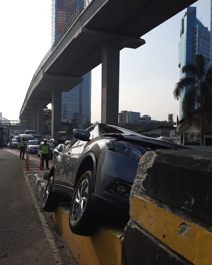 Terjadi Kecelakaan Beruntun di Jalan Gatot Subroto Sebelum Traffic Light Kuningan, Jaksel