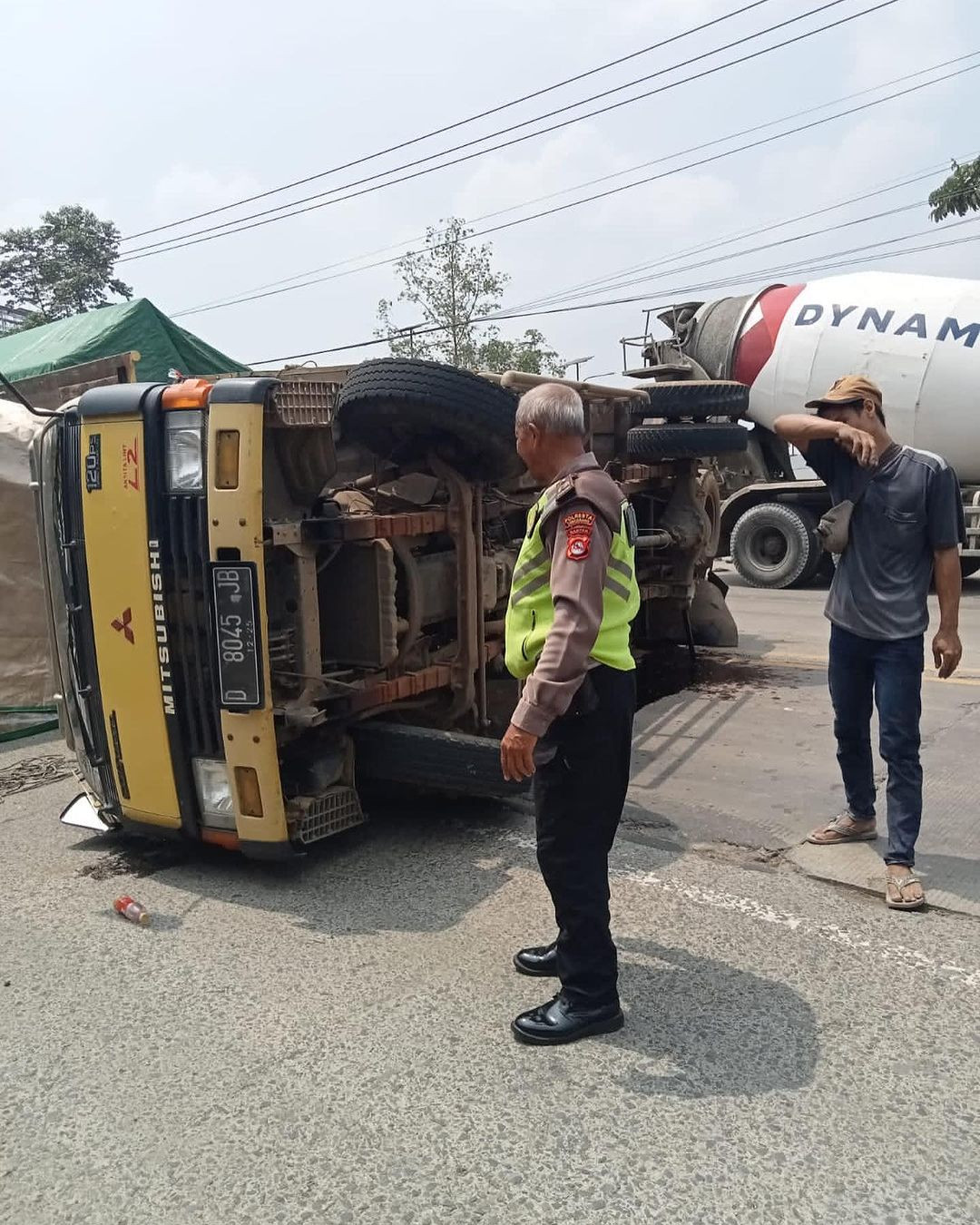 Sebuah Truk Pengangkut Pakan Ternak Tergelincir di Jalan Raya Serang Balaraja