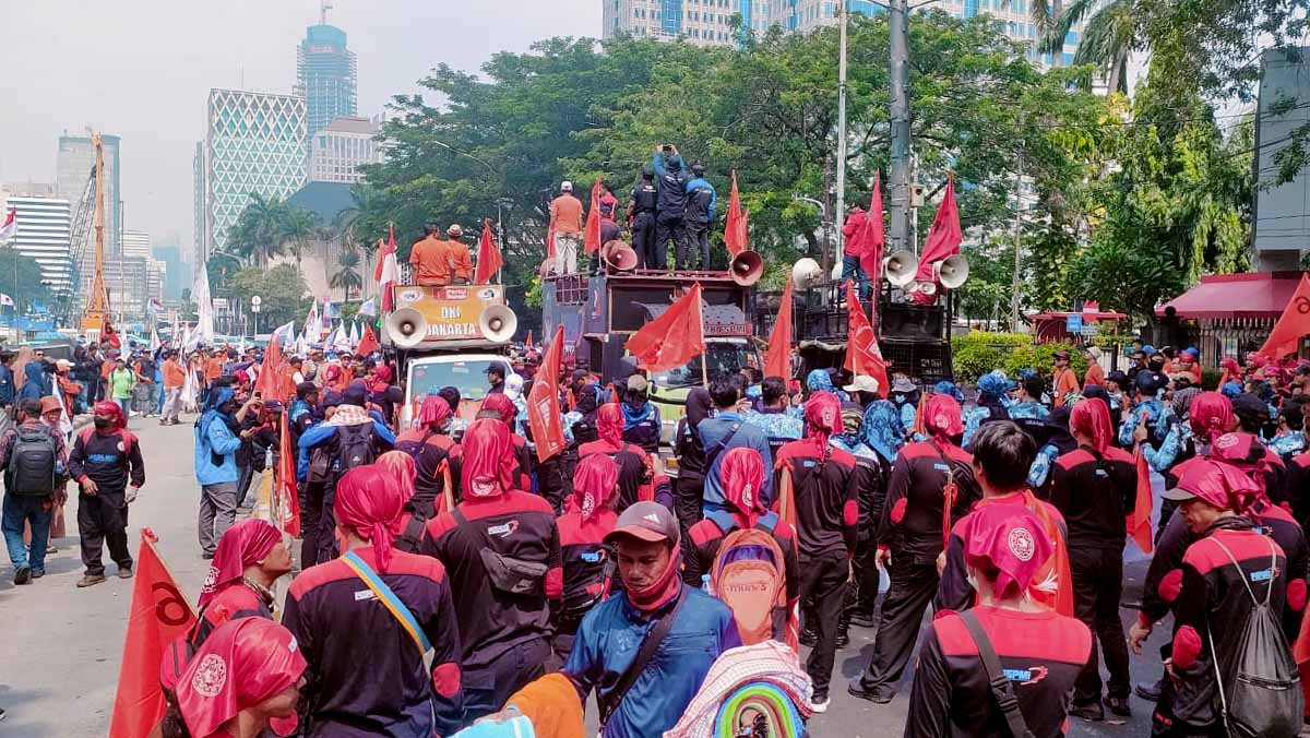 Aksi Unjuk Rasa Buruh di Depan Depnaker DKI Jakarta, Lalu Lintas Terpantau Padat