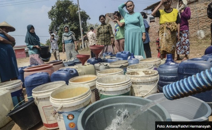 Dinas Kabupaten Bekasi Memberikan Bantuan Air Bersih