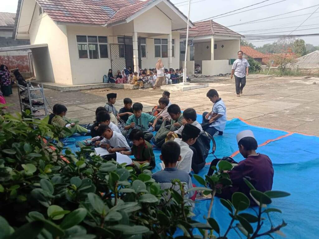 Dikhawatirkan Roboh, Siswa SDN Bojong Jengkol 1 Belajar di Halaman Sekolah Beralaskan Terpal