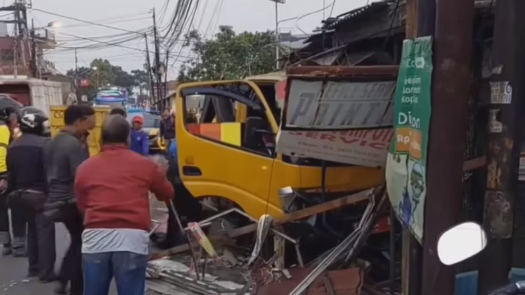 Truk Sampah Milik Dinas Lingkungan Hidup (DLH) Kota Bogor menabrak Empat Kios di Jalan Brigjen Sapta