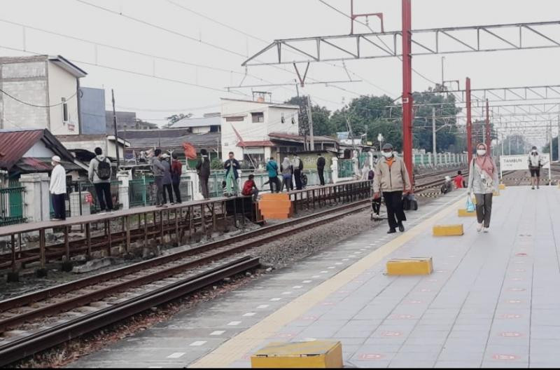 Peron Stasiun Tambun Tak Beratap Menyebabkan Penumpang Kehujanan Saat Menunggu Kereta
