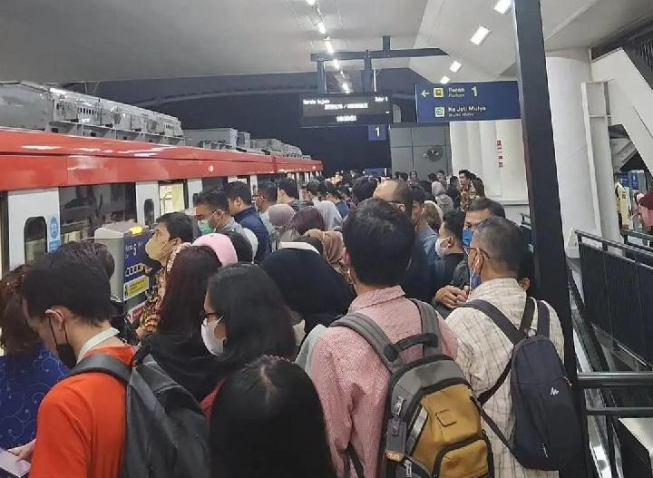 Lrt_jabodebek Mengalami Insiden Pintu Kereta tidak mau Terbuka di Stasiun Jatimulya, Bekasi