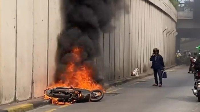 Sebuah Motor terbakar di Jalan Sholeh Iskandar, Api Berkobar Begitu Cepat 