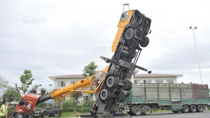  Mobil Crane Terbalik, Proyek Revitalisasi Aliran Sungai di Cibinong Terhenti