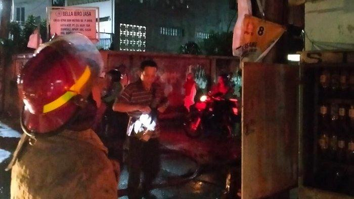 Diduga Karena Korsleting Listrik, Kabel Tiang di Cilodong Depok Terbakar