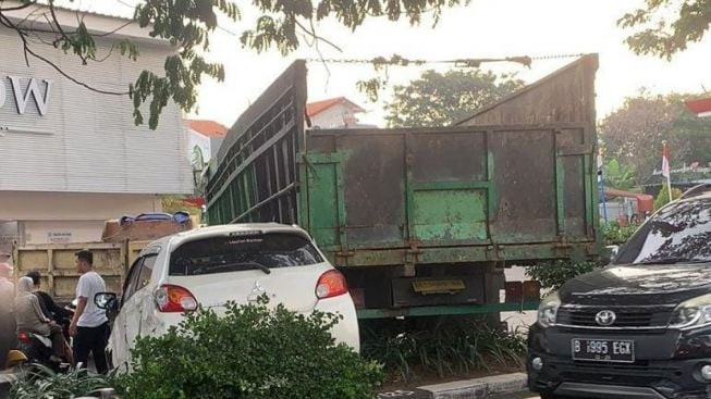 Sebuah Truk Terparkir di Depan Taman Duta Depok, Tiba-tiba Jalan Sendiri dan Menabrak Sebuah Mobil