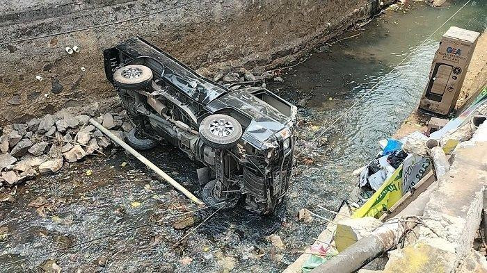 Hilang Kendali, Mobil Pick Up Bawa Barang Elektronik Terjun Bebas ke Sungai di Jalan Raya KSU Depok