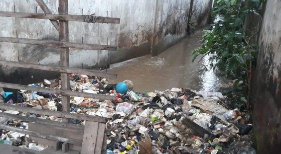 Akibat Hujan Deras, Sampah naik dan Berserakan di Jalan Menuju Makam Mbah Bayun Tapos