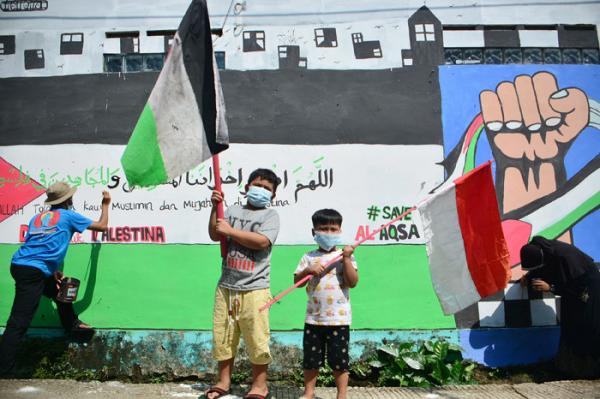 Aksi Komunitas Mural Depok Mengekspresaikan Karyanya Untuk Mendukung Palestina