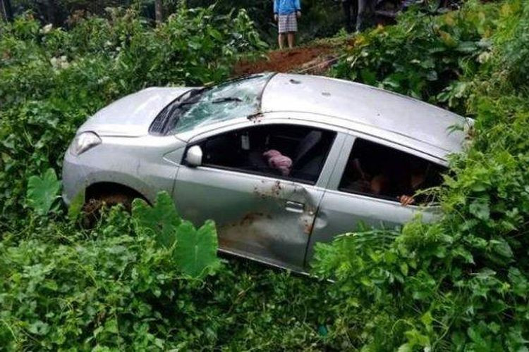 Kecelakaan di Jalan Raya Jasinga, Mobil Terperosok ke Semak-semak