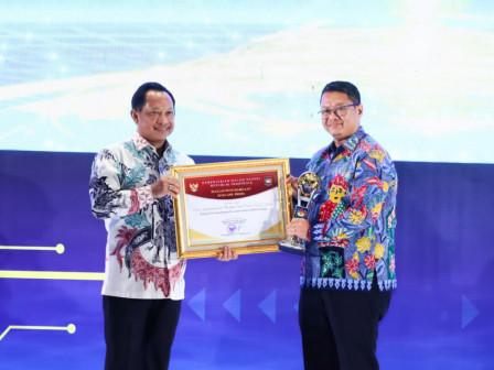Dinas Dukcapil DKI  Raih Penghargaan Layanan Prima di Rakornas Palembang