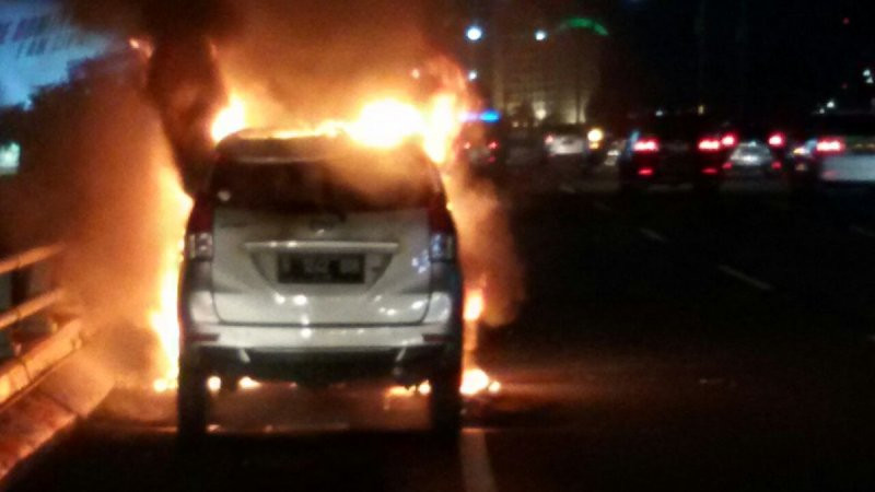 Sebuah Mobil Jenis Avanza Terbakar di KM 27+200 Arah Tangerang Pada Rabu Malam