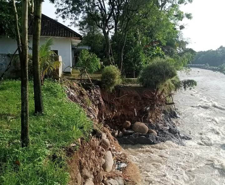 Hujan Deras di Bogor, Kali Cipamingkis di Kampung Babakan Randu Meluap