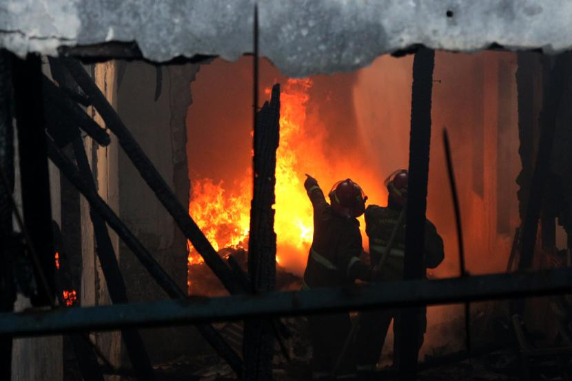 Pabrik di Ciparigi Bogor Utara Dilalap Api, Penyebab Belum Diketahui