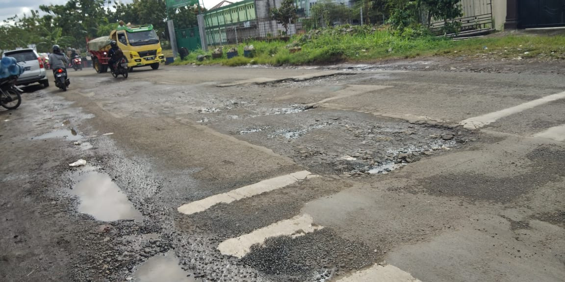 Jalan Berlubang di Jalan Raya Lingkar Laladon Bogor Bikin Resah Warga, Kapan Diperbaiki?