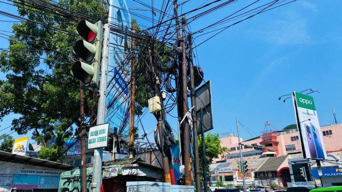 Kondisi Kabel Semrawut di Depan Gang Mesjid 2 Loji, Bogor Barat Membahayakan