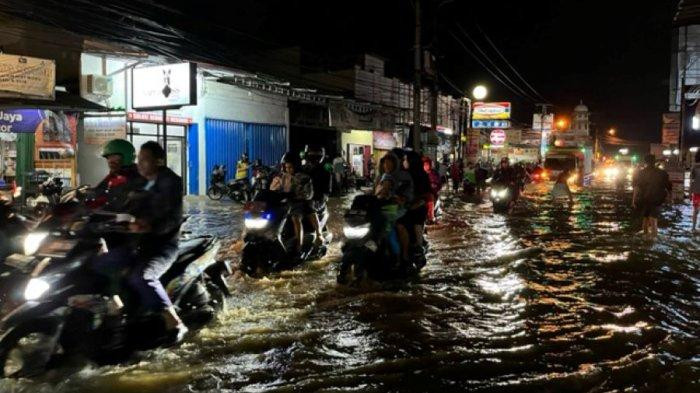 Perempatan Mampang Depok Banjir Tanpa Hujan, Warga Keluhkan Saluran Air
