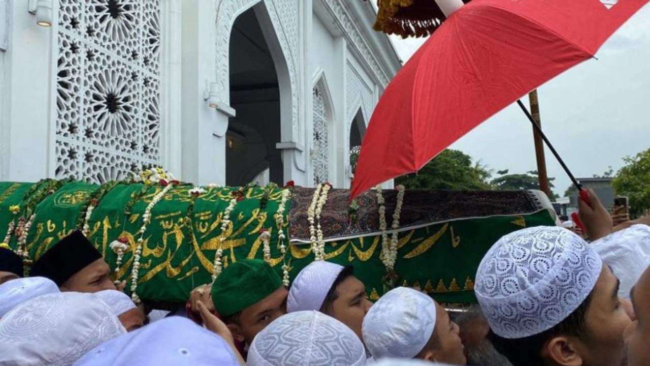 Proses Pemakaman Habib Hasan Bin Ja\