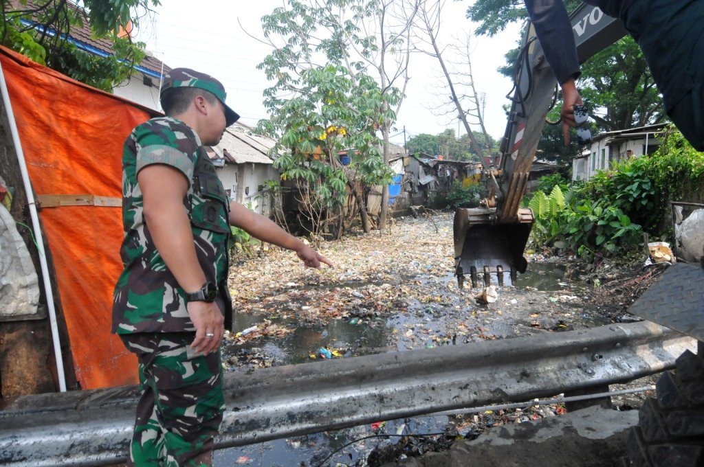 Tumpukan Sampah di Simpang Ciawi Menutupi Saluran Air yang Berada di Belakang Pos Polisi Ciawi