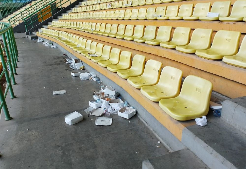 Stadion Patriot Candrabhaga dipenuhi sampah usai digunakan ulang tahun salah satu ormas