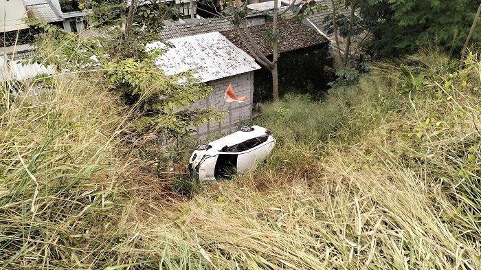 Naas! Usai Memanaskan Mesin, Sebuah Mobil di Tangerang Selatan Terjun ke Jurang