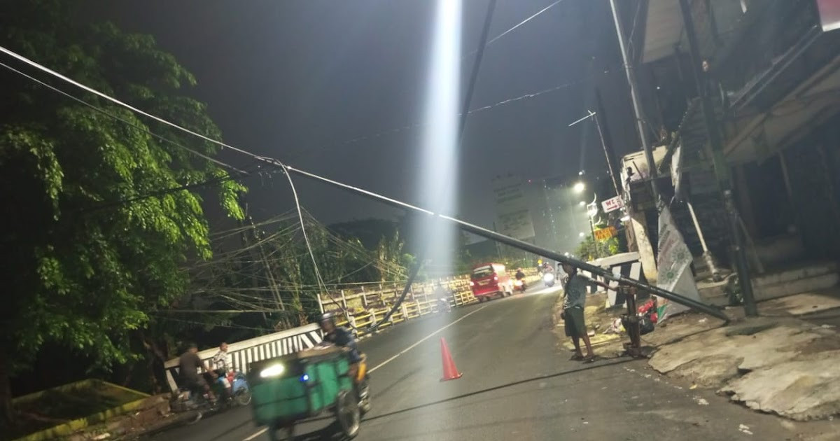 Kabel Utilitas Jaringan Telekomunikasi Melintang di Jalan Ir.H.Juanda, Bekasi Timur