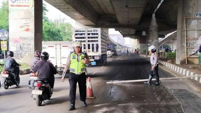 Jalan Sholeh Iskandar (Sholis) Licin Akibat Tumpahan Minyak Goreng, Pengendara Motor Tergelincir