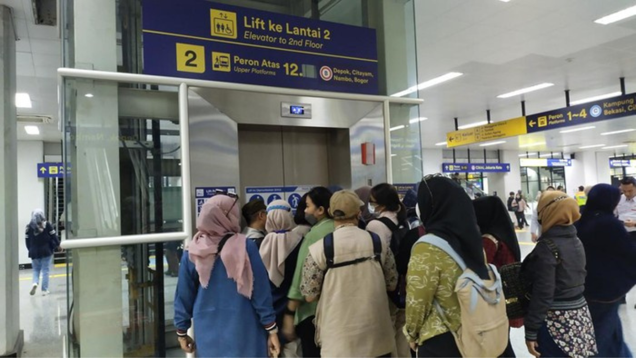 Eskalator Stasiun Manggarai Mati Kini Lift Jadi Rebutan Penumpang KRL