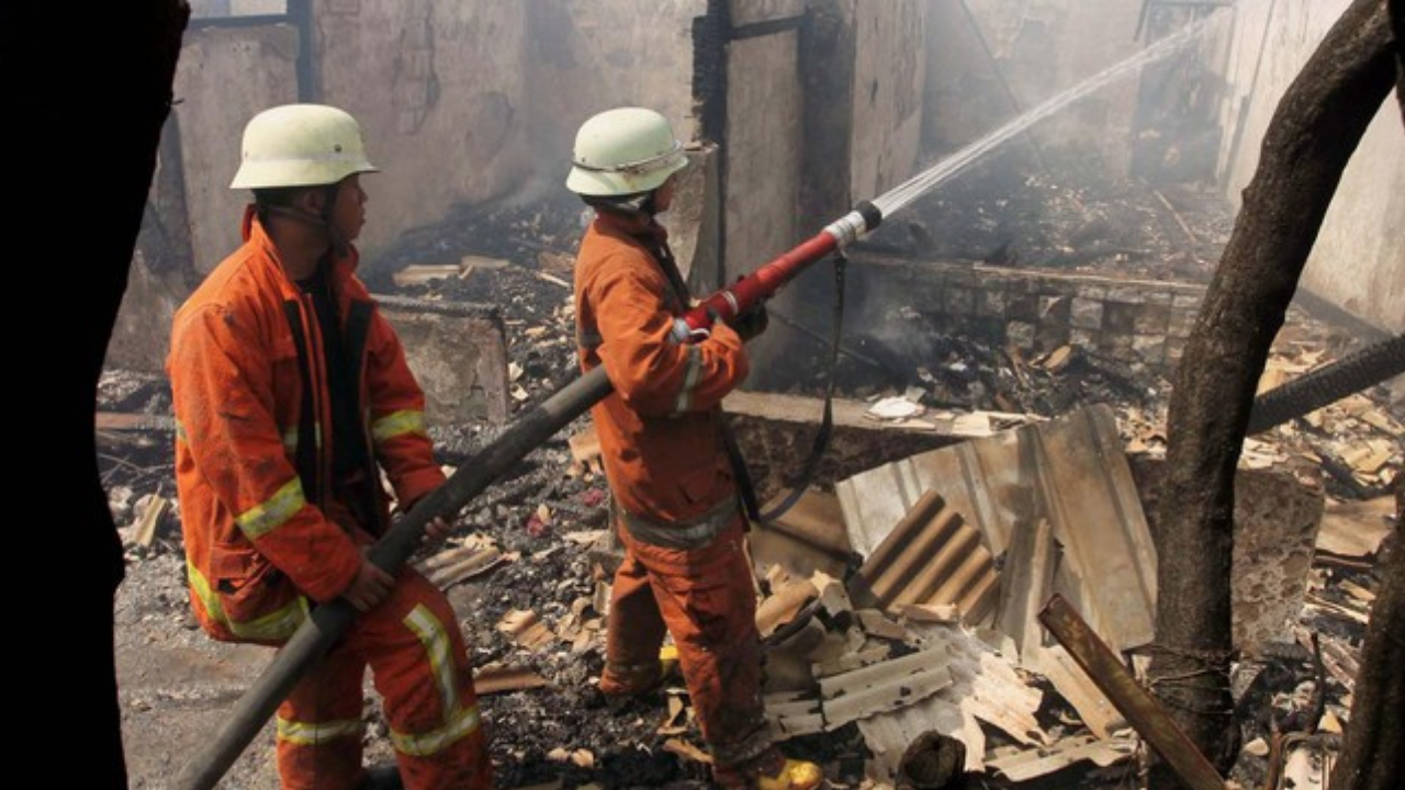 Kebakaran! 2 Rumah Di Duren Sawit Jaktim Hangus Terbakar, 1 Korban Luka Bakar