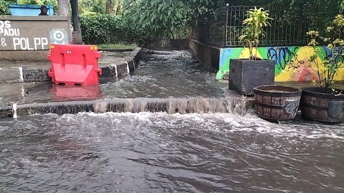 Banjir di Margonda Depok, Irigasi Samping Tol Cijago Tersumbat hingga Meluap